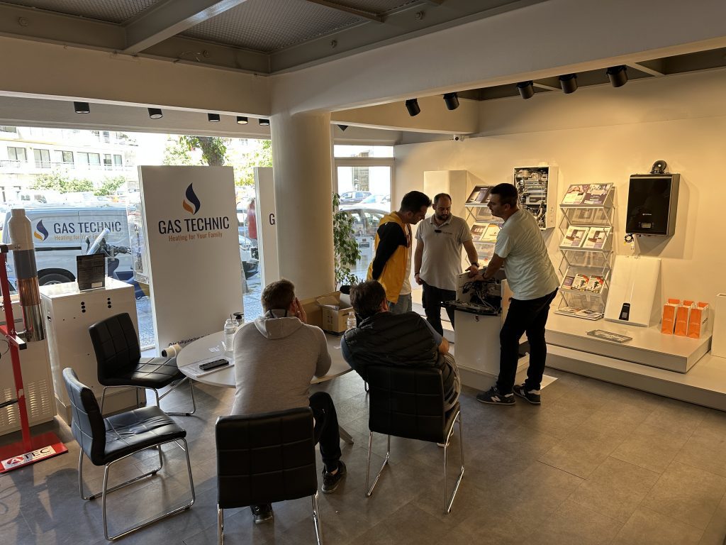 Τεχνική Εκπαίδευση Λεβήτων Συμπύκνωσης Πετρελαίου Μπλέ Φλόγας Navien-Saturn LCB700 από τη Gas Technic​